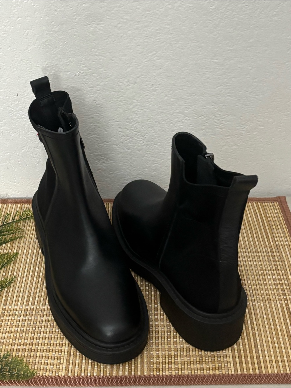 Blondo Woman Waterproof RISSER Ankle Boot Size: 8